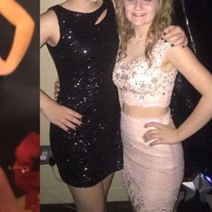 the sparkly BLACK dress. not the pink one!!